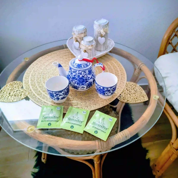 Dúšok teplého čaju alebo osviežujúceho nápoja pre naladenie pred tantrickou masážou.