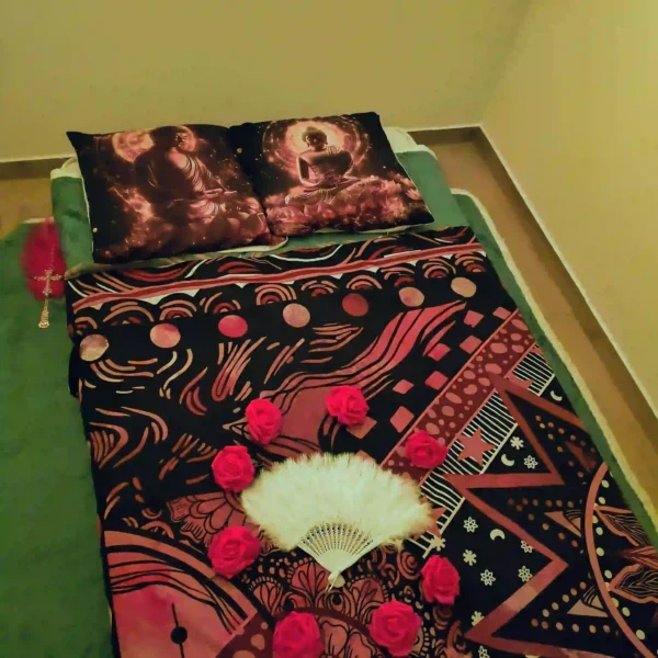 Tlmené svetlo, sviečky a relaxačná hudba počas tantrickej masáže v Žiline.