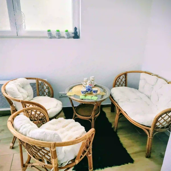 Harmonicky zariadený interiér tantrického štúdia Tantra Mystery Žilina – pokoj, súkromie a harmónia.